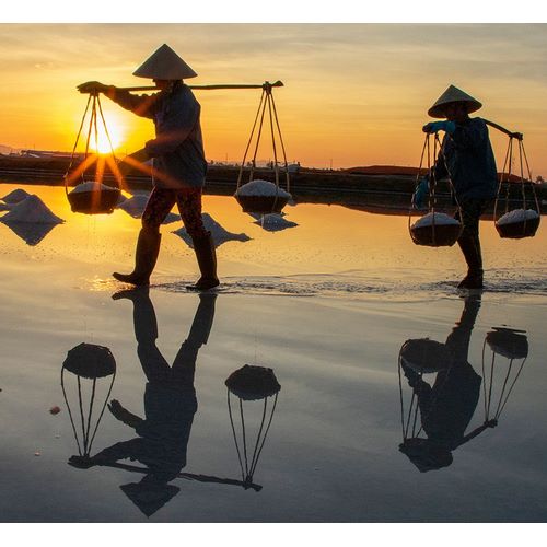 Norring, Tom 아티스트의 Vietnam-Doc Let Salt lake-Workers harvesting the salt-Early morning sunrise작품입니다.